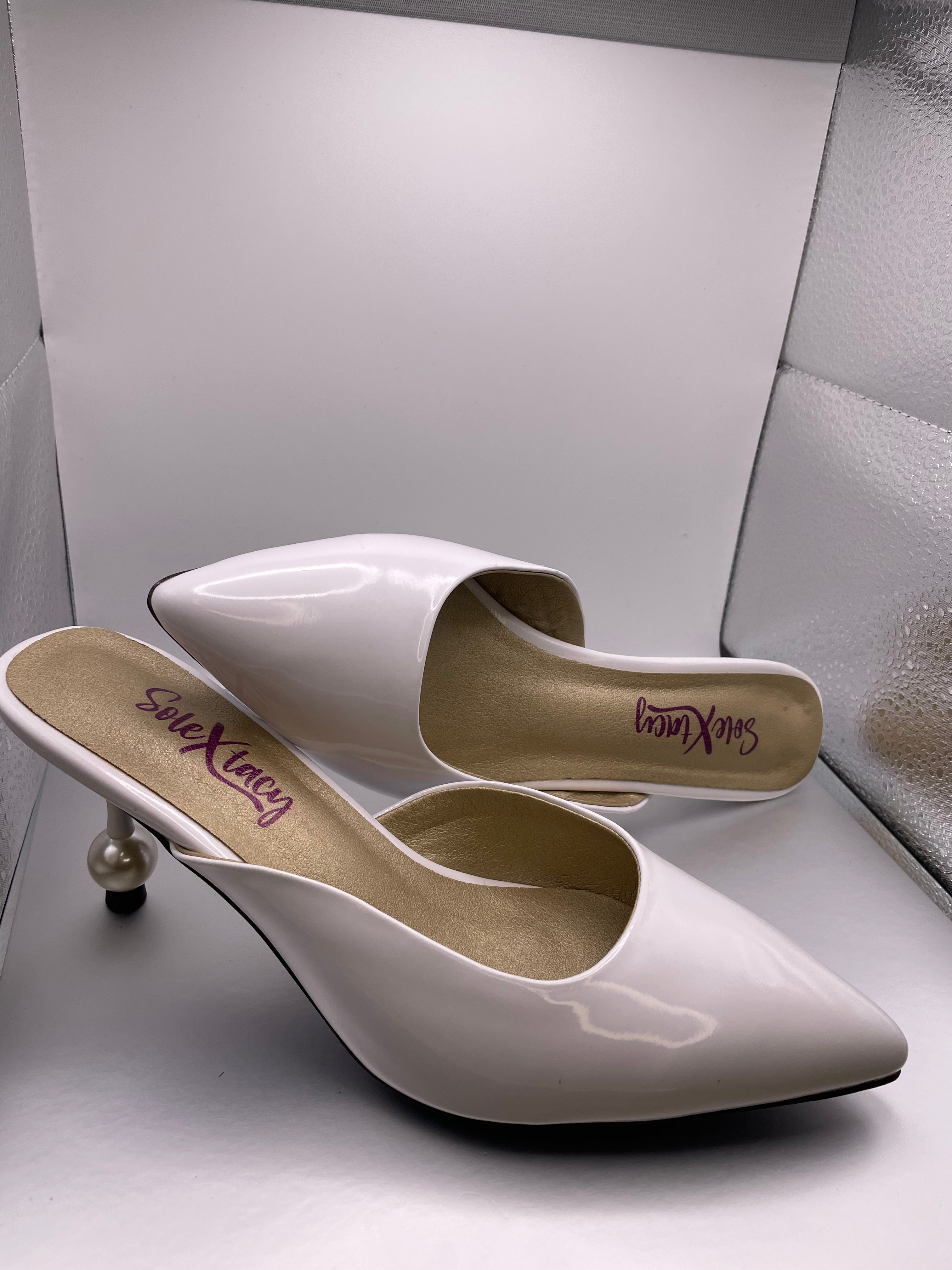 White pointed-toe mules with mid heel
